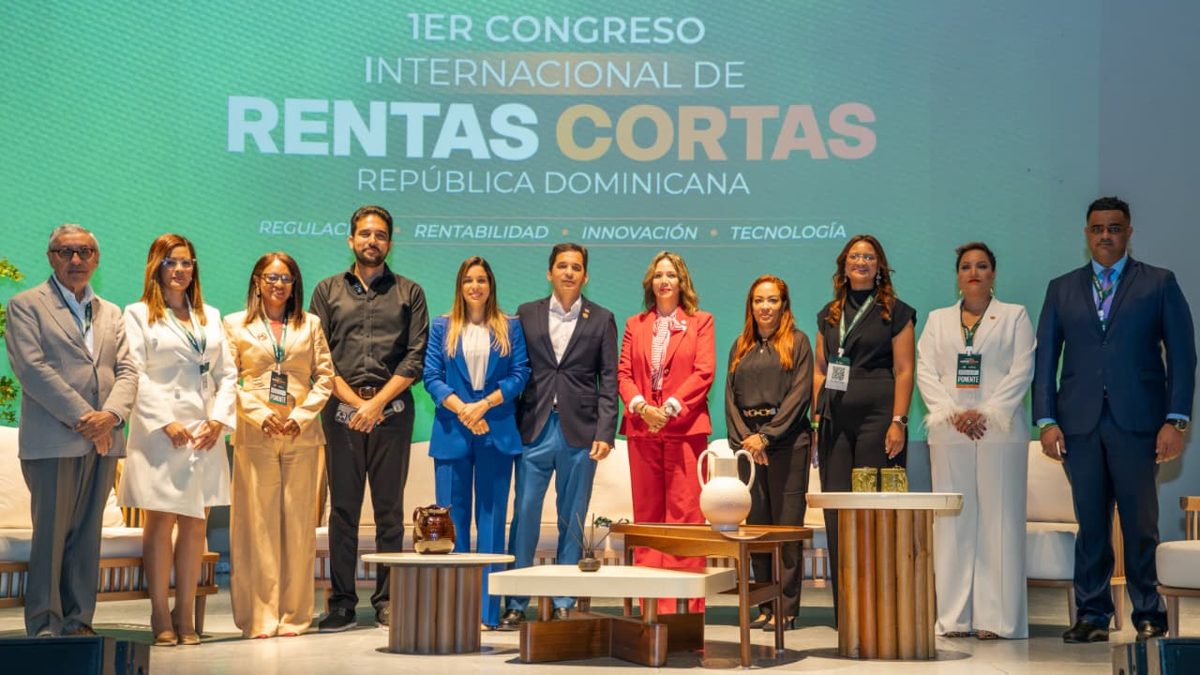 Auditorio de la UNPHU con asistentes al Primer Congreso Internacional de Rentas Cortas RD 2026