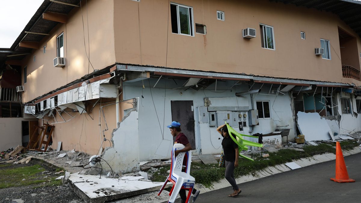 Trabajadores evaluando daños estructurales en un hospital panameño tras el terremoto de magnitud 7.7