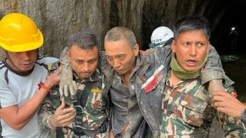 Rescatistas nepaleses extraen a Chandrika Shrestha, de 64 años, de entre el lodo de su vivienda en Nuwakot, Nepal