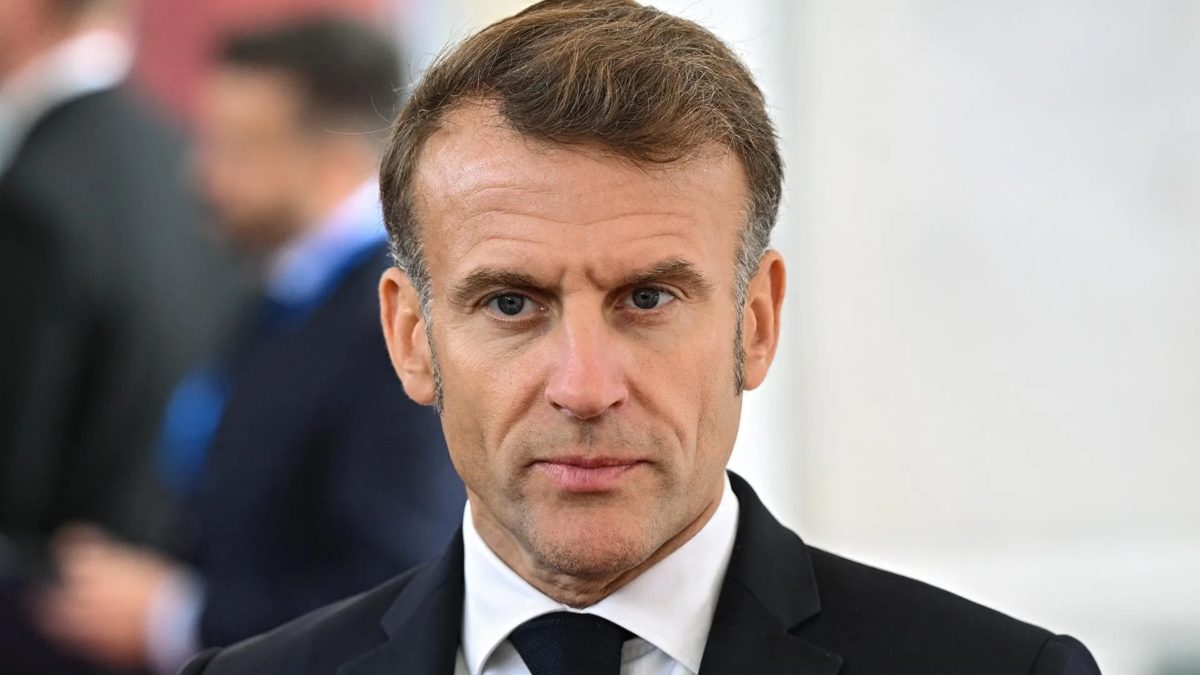 Emmanuel Macron hablando ante medios en el Palacio del Elíseo sobre la cumbre energética del G7