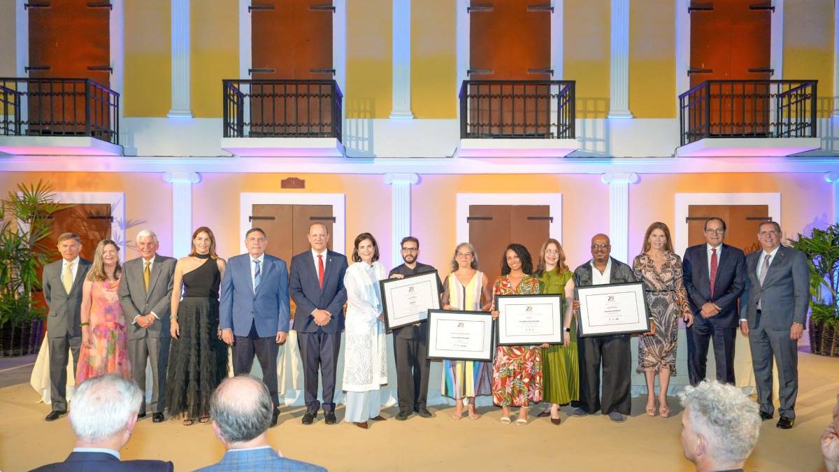 Ceremonia de premiación del 29 Concurso de Arte Eduardo León Jimenes en la fachada de La Aurora en Santiago