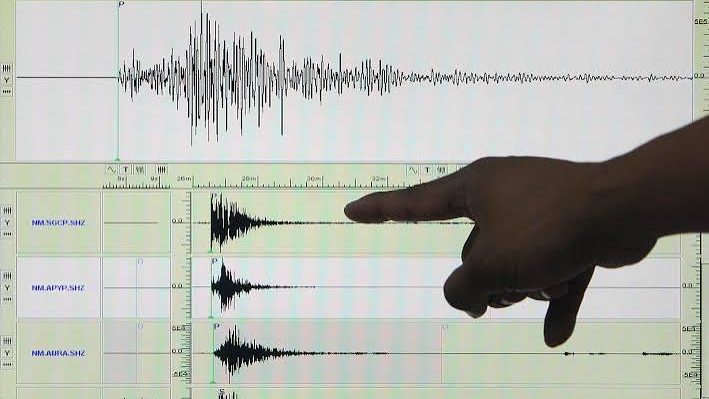 Mesa de expertos en ingeniería sísmica debatiendo prevención de terremotos en el auditorio de la UNPHU, Santo Domingo