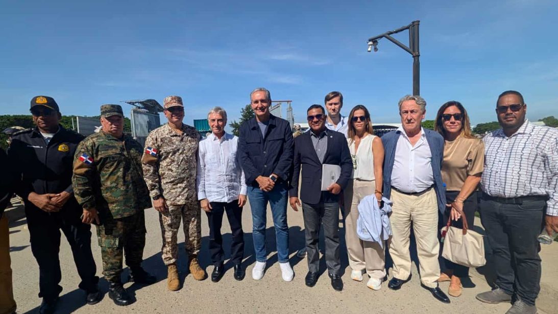 Delegación del Parlamento Europeo recorriendo la frontera dominico-haitiana junto al embajador de la UE