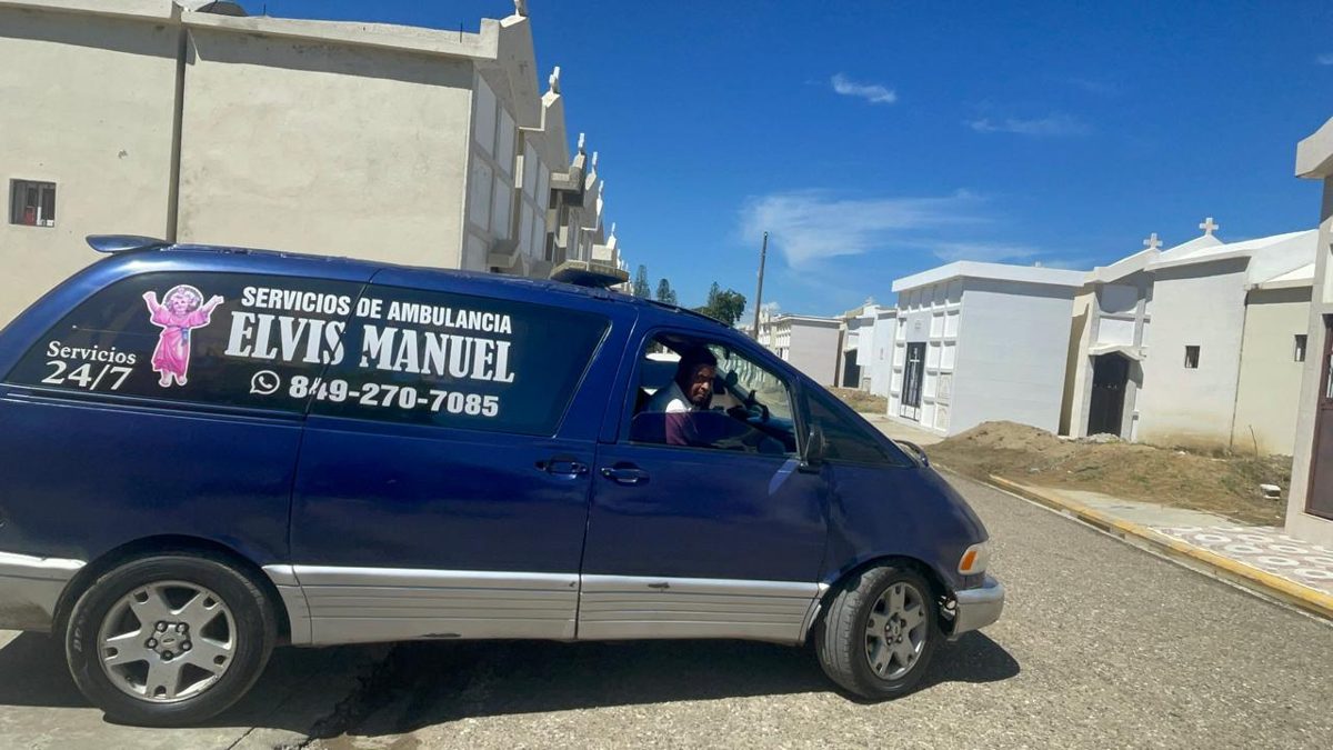 Agentes de la Policía Nacional apostados frente al INACIF de Santiago durante la entrega de restos de Jesús Alberto Aracena Castillo