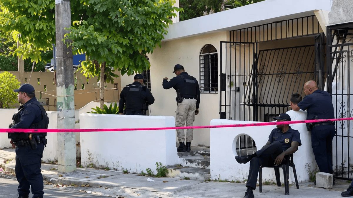 Agentes de la Policía Nacional acordonan una residencia en Manganagua, Distrito Nacional, tras hallazgo de restos humanos en cisterna