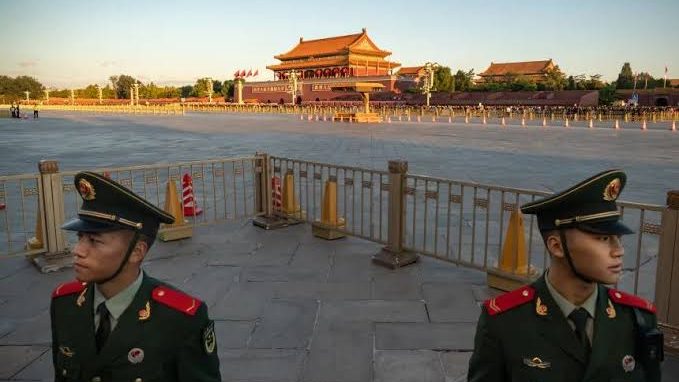 Funcionarios chinos revisan documentos en un punto de control fronterizo en Pekín, China