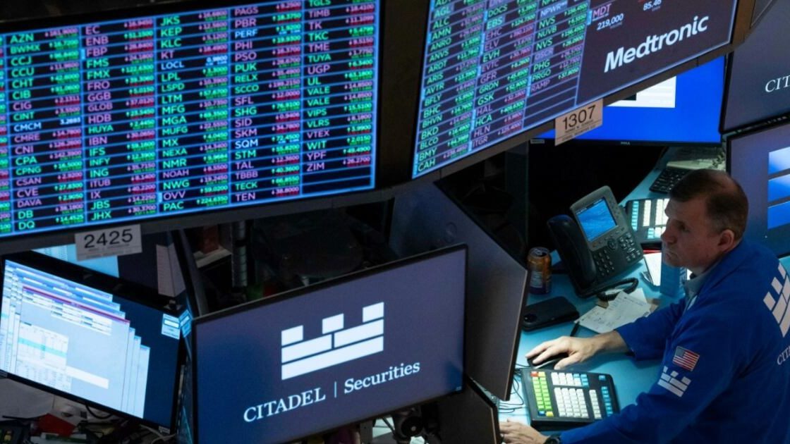 Pantalla del Nasdaq en Wall Street mostrando ganancias el 25 de agosto de 2026 con el logo de Nvidia en primer plano