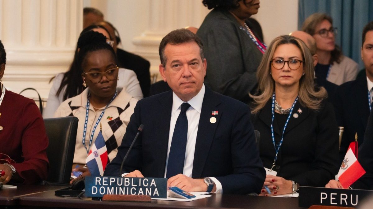 Canciller dominicano Víctor Bisonó durante reunión de ministros de la OEA en Washington D.C.