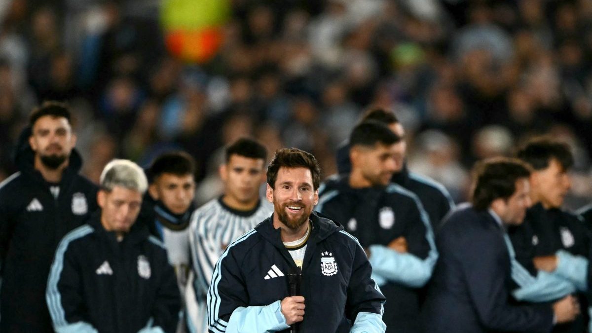 Lionel Messi llora en el estadio Monumental de Buenos Aires durante su partido de despedida con la selección argentina