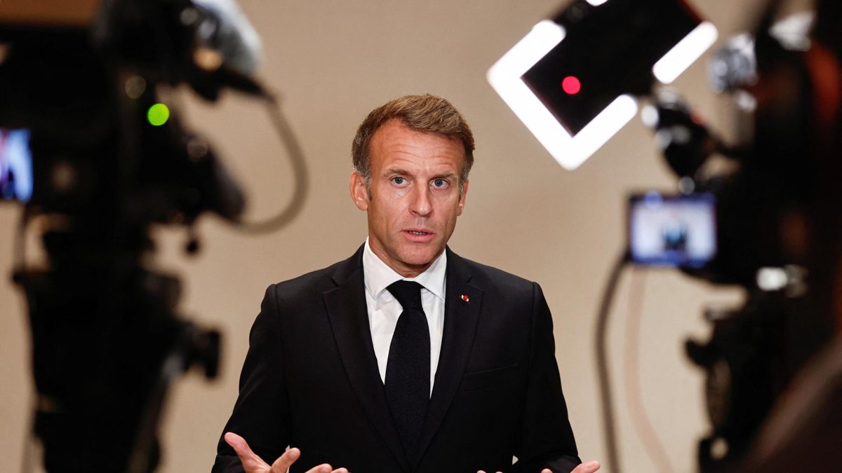 Emmanuel Macron habla ante los medios durante su gira por Oriente Medio en Doha, Qatar