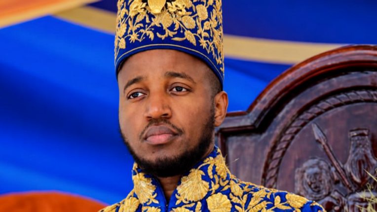 Rey Oyo Nyimba Kabamba Iguru Rukidi IV, Omukama del Reino de Tooro en Uganda, durante una ceremonia tradicional