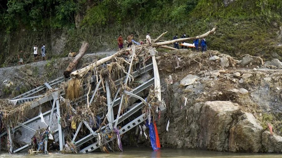 Equipos de rescate nepaleses en zonas inundadas tras la riada en la frontera con China en el Himalaya