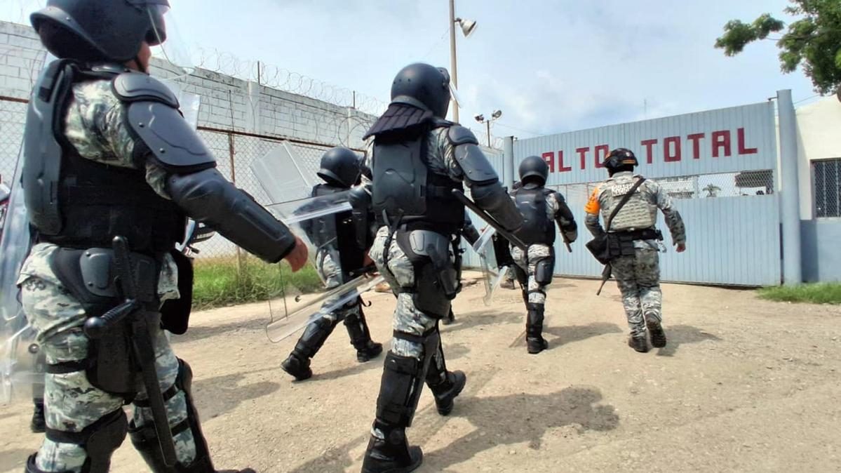 Fuerzas federales mexicanas desplegadas en el exterior del penal de El Castillo en Mazatlán, Sinaloa