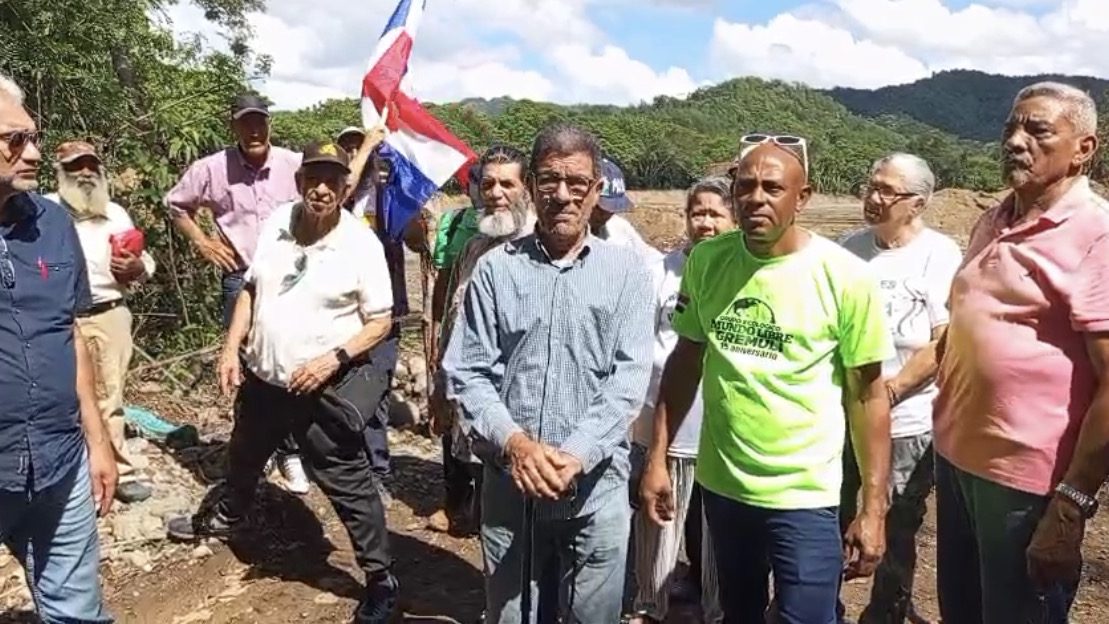 Comunidad de Arroyo Viejo en la provincia Monseñor Nouel junto al río Yuna denunciando extracción ilegal de materiales