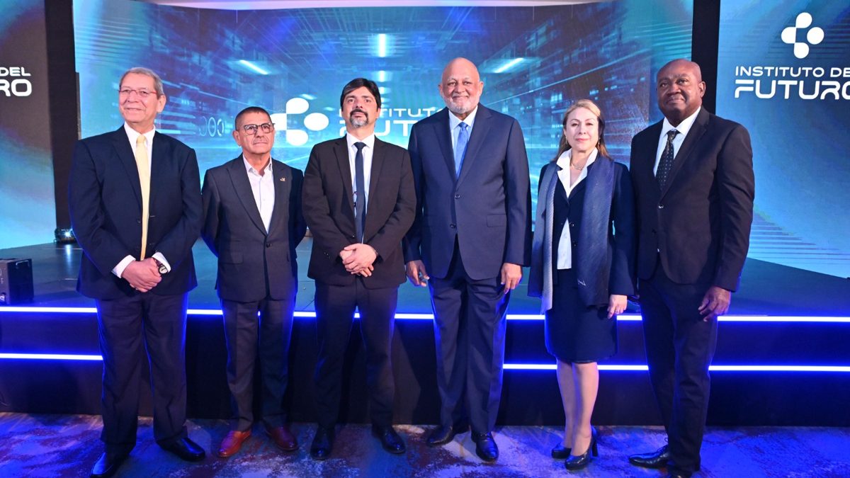 Roberto Fulcar durante el lanzamiento del Instituto del Futuro con robots e inteligencia artificial