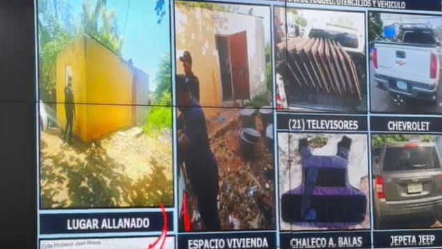Policías dominicanos junto a televisores de 55 pulgadas recuperados tras el robo en la Villa Olímpica de Bayaguana, Monte Plata