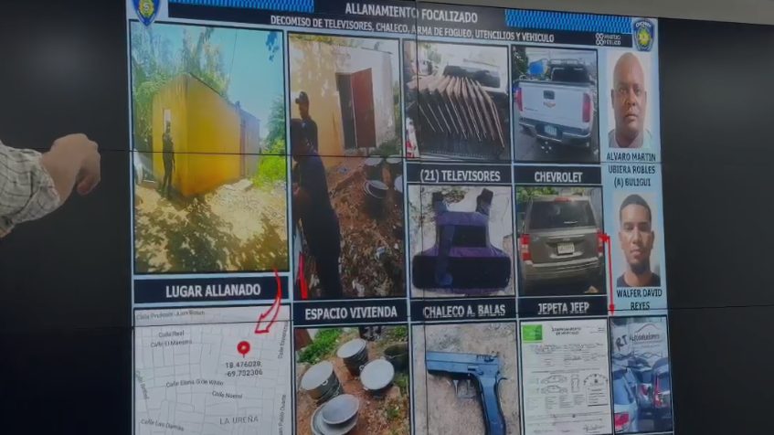 Policías dominicanos junto a televisores recuperados tras el robo en la Villa Olímpica de Bayaguana, Monte Plata