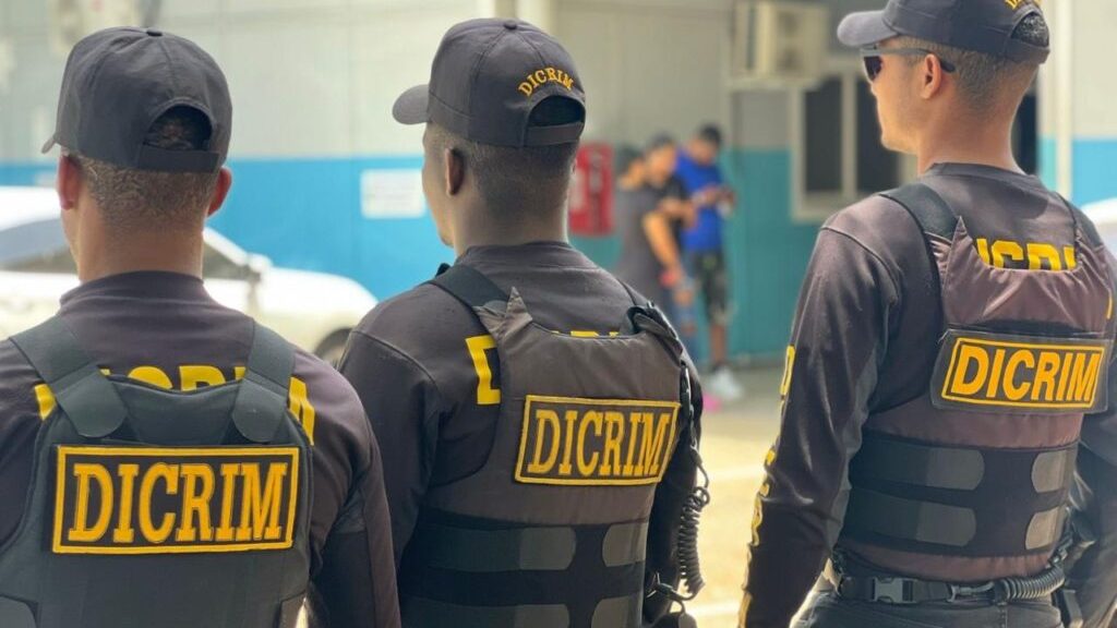 Agentes de la Policía Nacional de República Dominicana en operativo de seguridad en Baní, provincia Peravia