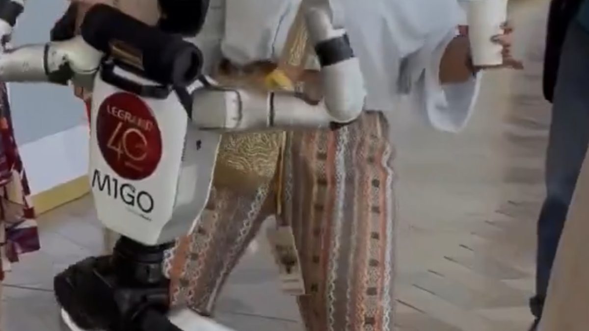Robot humanoide bailando con una mujer en Cartagena, Colombia, en un video viral