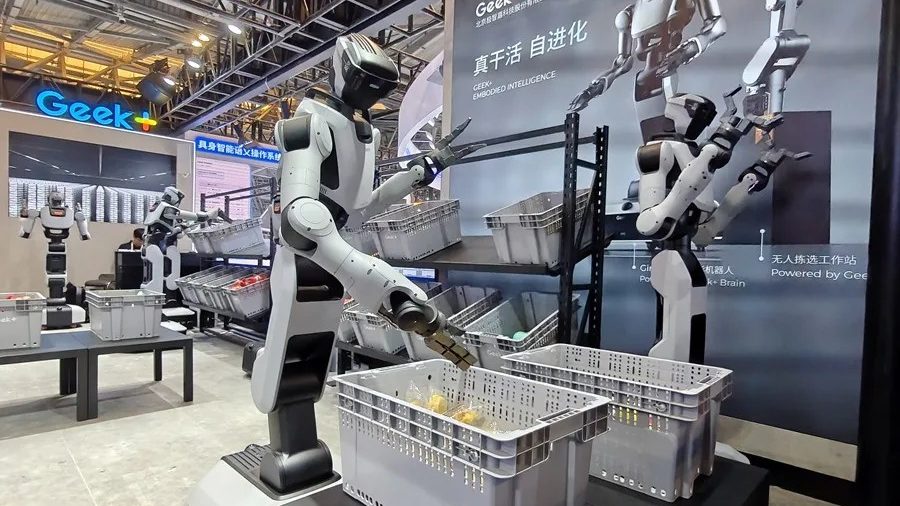 Robot humanoide F.02 de Figure lanzándose al horno de fundición de una acería en Imatra, Finlandia