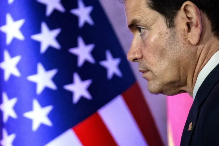 Marco Rubio habla ante la prensa durante la reunión de cancilleres de ASEAN en Manila