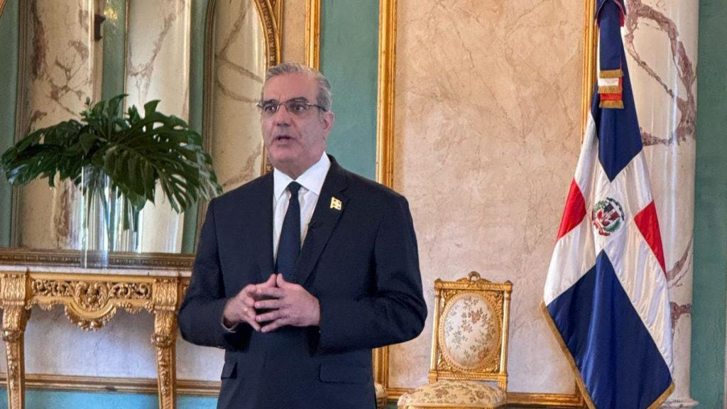 Presidente Luis Abinader en el Salón Verde del Palacio Nacional durante una rueda de prensa