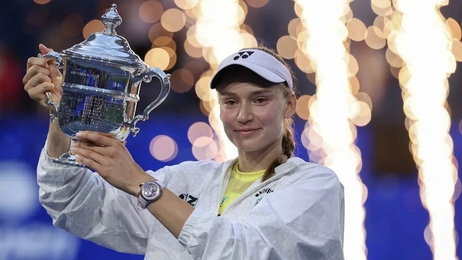 Elena Rybakina levantando el trofeo del Abierto de Estados Unidos 2026 en Nueva York