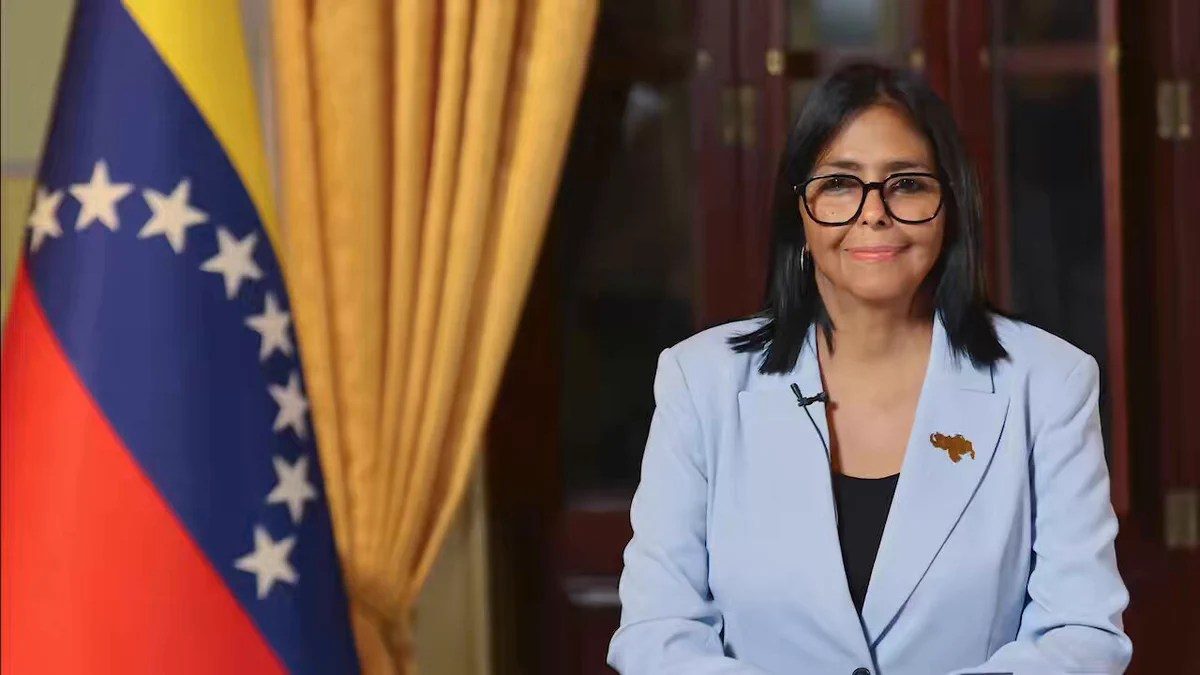 Delcy Rodríguez hablando ante trabajadores petroleros venezolanos durante transmisión en VTV