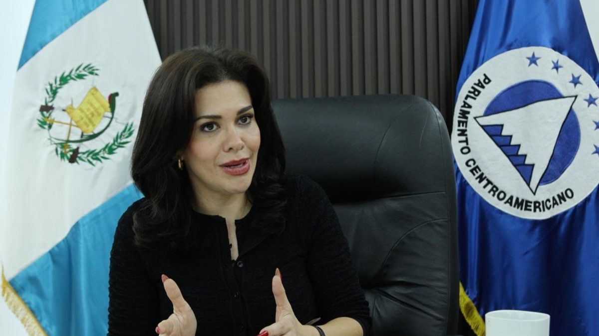 Sede del Parlamento Centroamericano en Ciudad de Guatemala con banderas de los países miembros