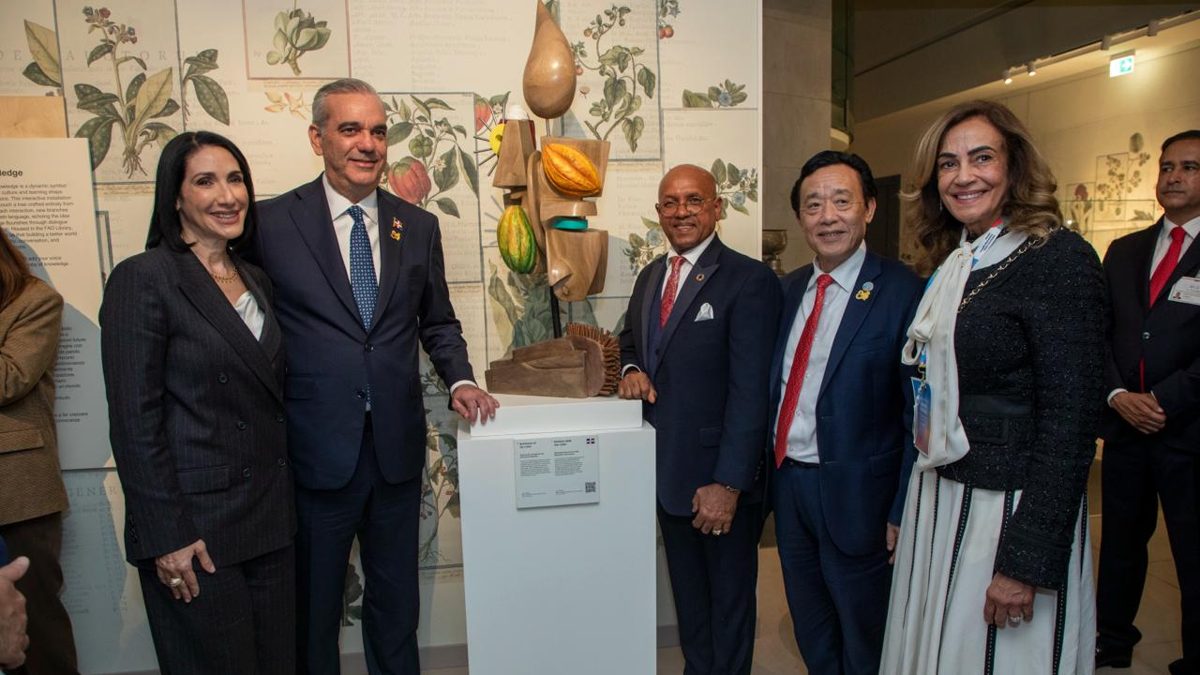 Presidente Luis Abinader cortando la cinta de inauguración del salón República Dominicana en la sede de la FAO en Roma