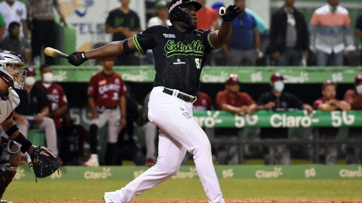 Sandber Pimentel con uniforme de las Estrellas Orientales en un partido de la LIDOM