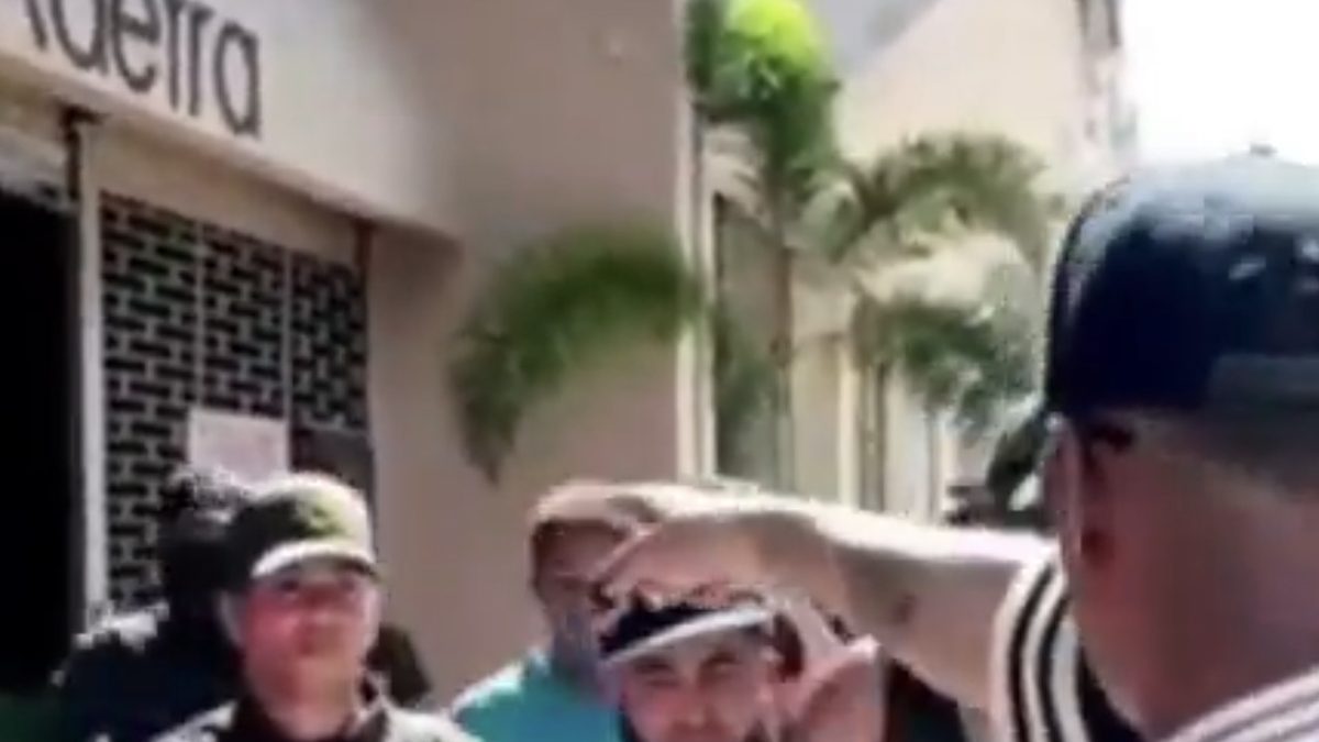Santiago Matías confrontando a un ciudadano extranjero en la Zona Colonial de Santo Domingo
