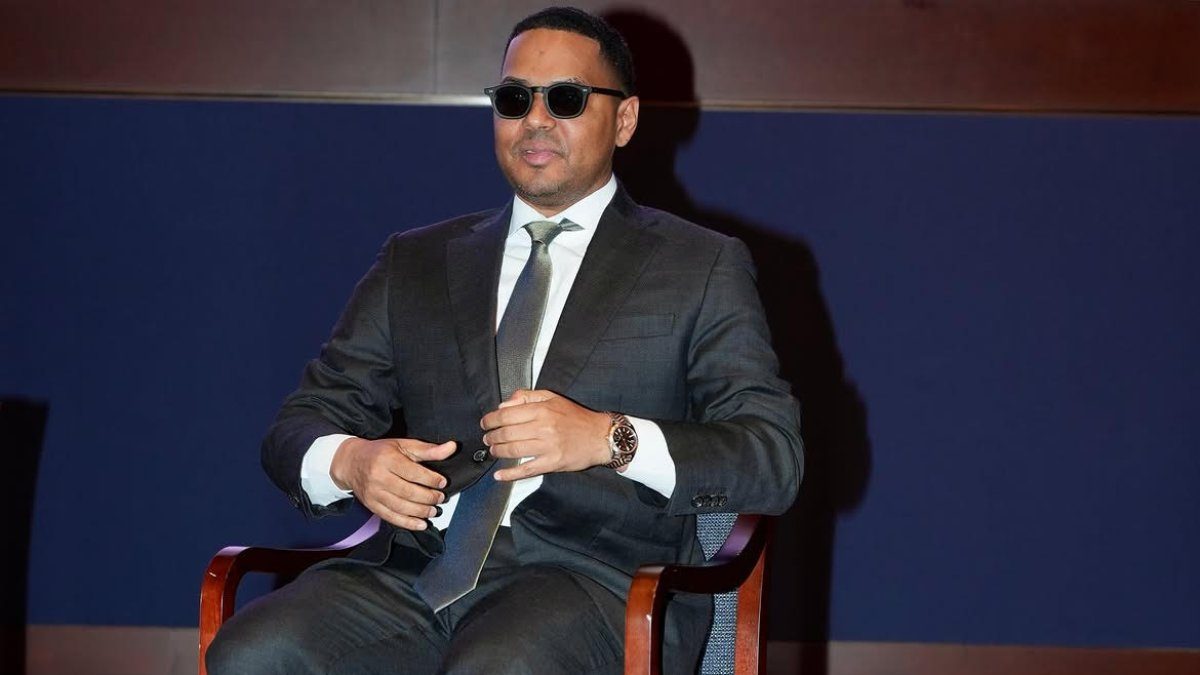 Santiago Matías Alofoke en evento político de recolección de firmas en el parque central de Santiago, República Dominicana