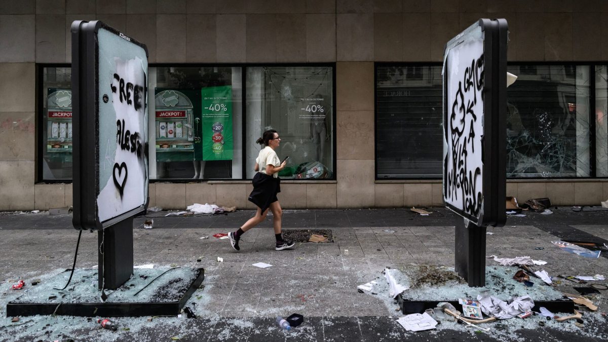 Bicicletas calcinadas y escaparates destrozados en el centro de París tras los disturbios del 17 de octubre de 2026