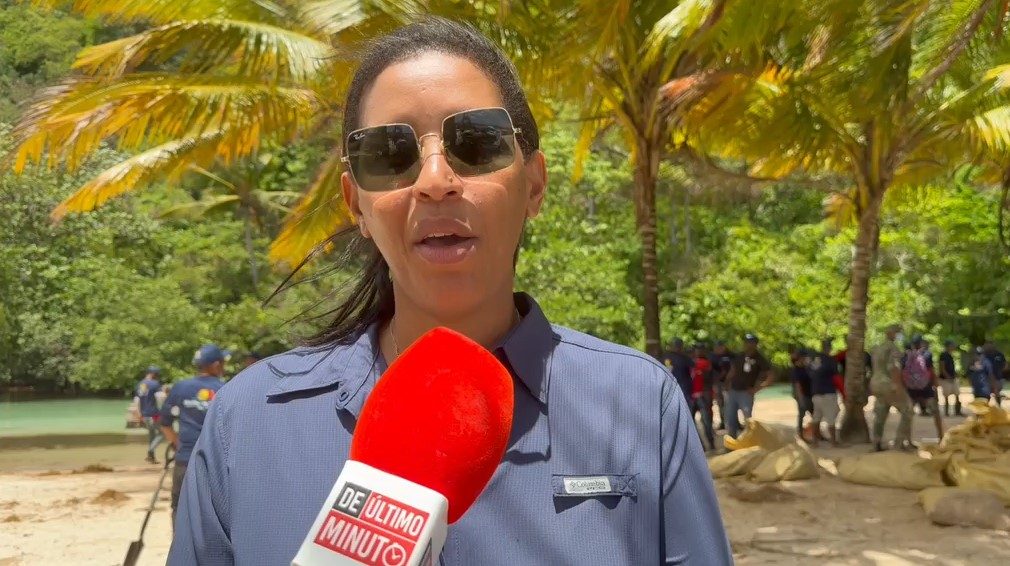 Alcaldesa Ana Reyes junto a su equipo durante operativo de limpieza de sargazo en playas de Las Galeras, Samaná