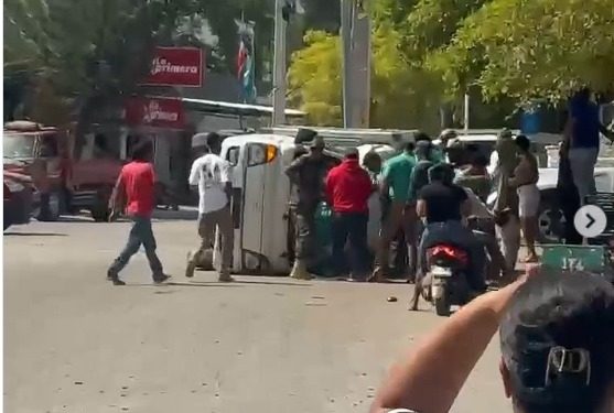 Vehículo accidentado en el cruce de Guayacanes, Laguna Salada, en operativo migratorio del Ejército