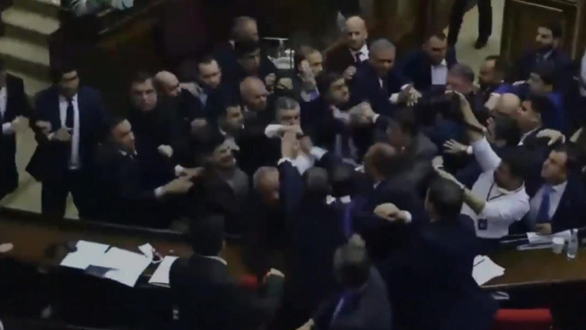 Diputados armenios en pleno enfrentamiento físico dentro de la Asamblea Nacional de Armenia el 29 de octubre de 2026