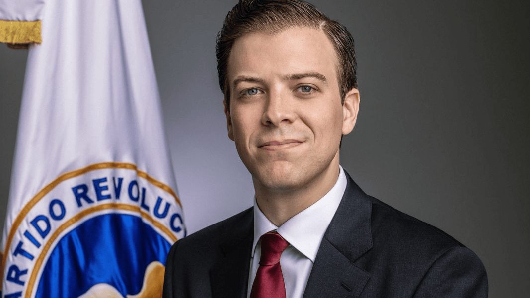 Juan Garrigó Mejía durante su anuncio de renuncia al cargo de viceministro para asumir como secretario general del PRM