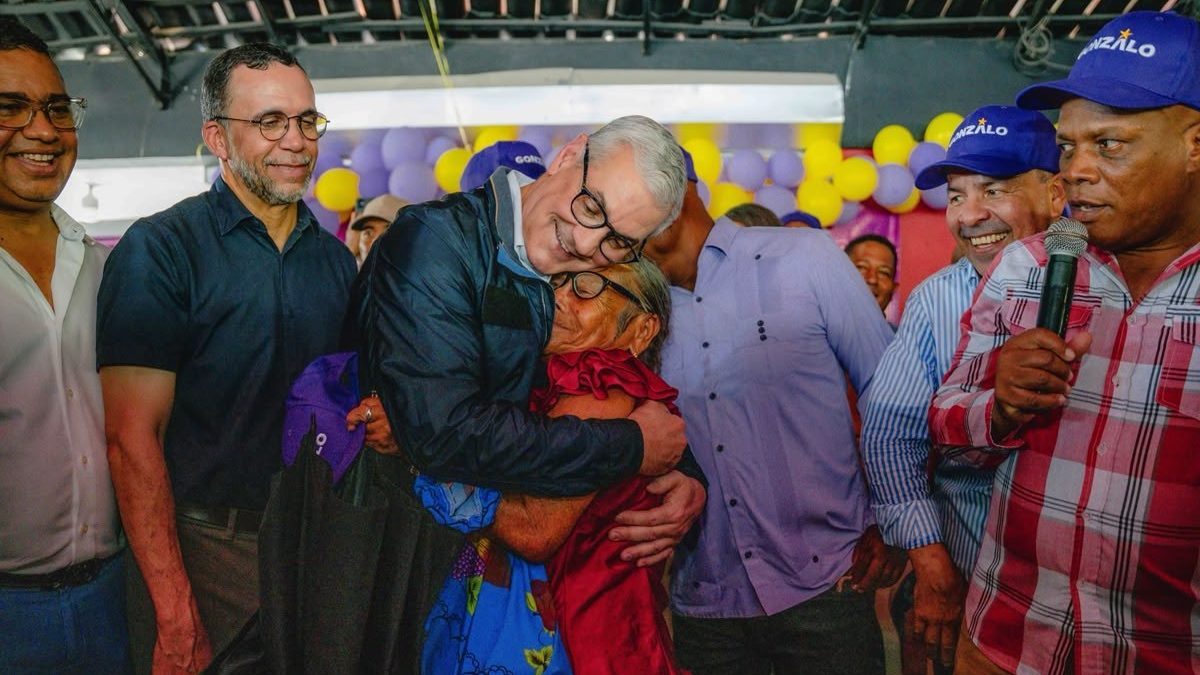 Gonzalo Castillo habla ante productores agropecuarios durante recorrido en Sabana Yegua, Azua