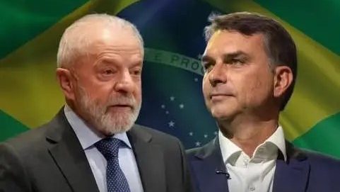 Flávio Bolsonaro y Lula da Silva durante la campaña presidencial en Brasil, primera vuelta 2026