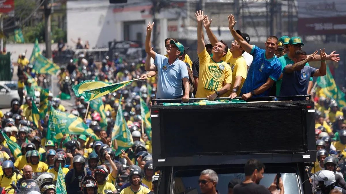 Flávio Bolsonaro en mitin sobre camión en São Gonçalo, Río de Janeiro, durante campaña de segunda vuelta en Brasil