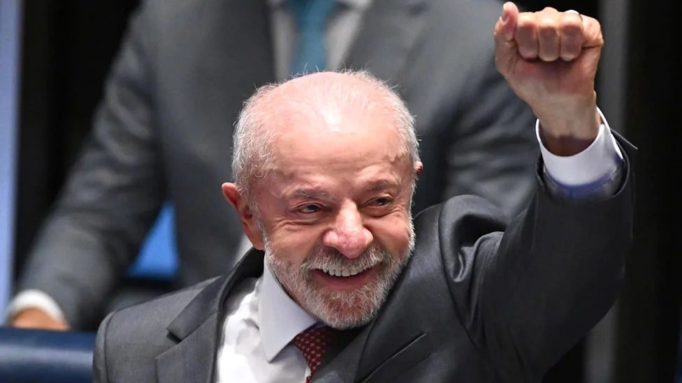 Lula da Silva celebrando su victoria en la segunda vuelta de las elecciones presidenciales de Brasil