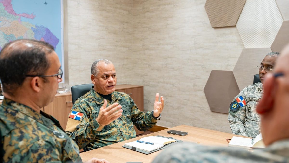 Ministro de Defensa Carlos Fernández Onofre presidiendo reunión estratégica con comandantes militares sobre seguridad en la frontera dominicana