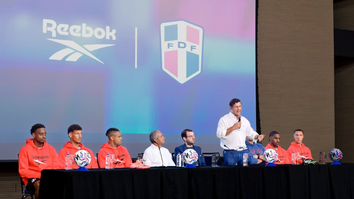 Ejecutivos de la Federación Dominicana de Fútbol y representantes de Reebok en la presentación oficial del acuerdo en Santiago de los Caballeros