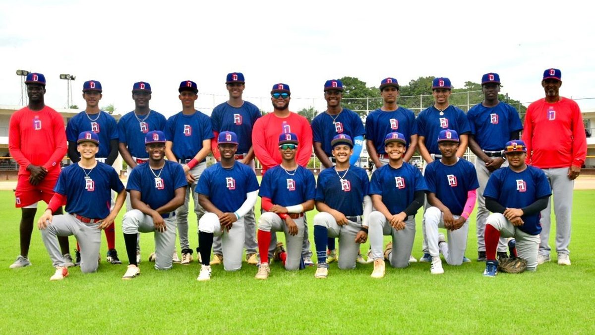 Jugadores de la selección dominicana U15 de béisbol en entrenamiento bajo la dirección de Welington Castillo
