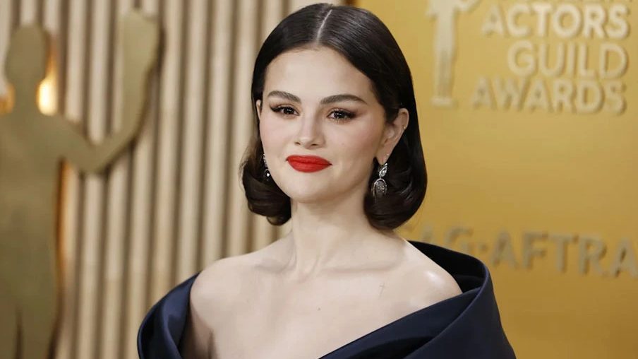 Selena Gomez en evento público, señalada en demanda federal por fraude con su startup Wondermind