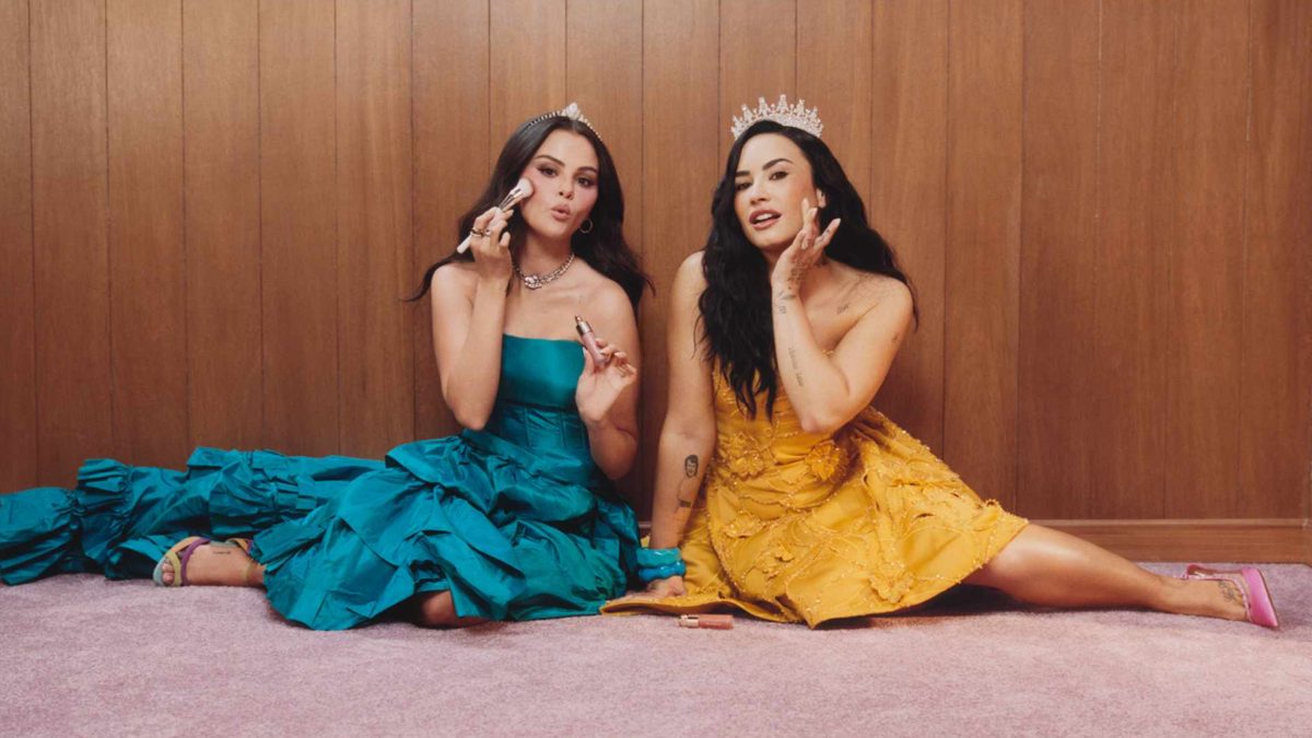 Selena Gomez y Demi Lovato posando juntas para la campaña Delena de Rare Beauty, recreando el póster de su película de Disney Channel de 2009
