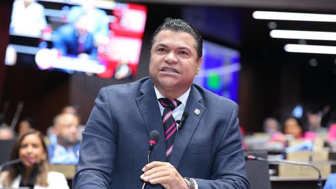 Conductor detenido frente a señal de tránsito contradictoria en una calle del Distrito Nacional, Santo Domingo