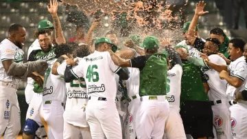 Marco Luciano celebra tras conectar el hit ganador en el noveno inning en el Estadio Tetelo Vargas de San Pedro de Macorís