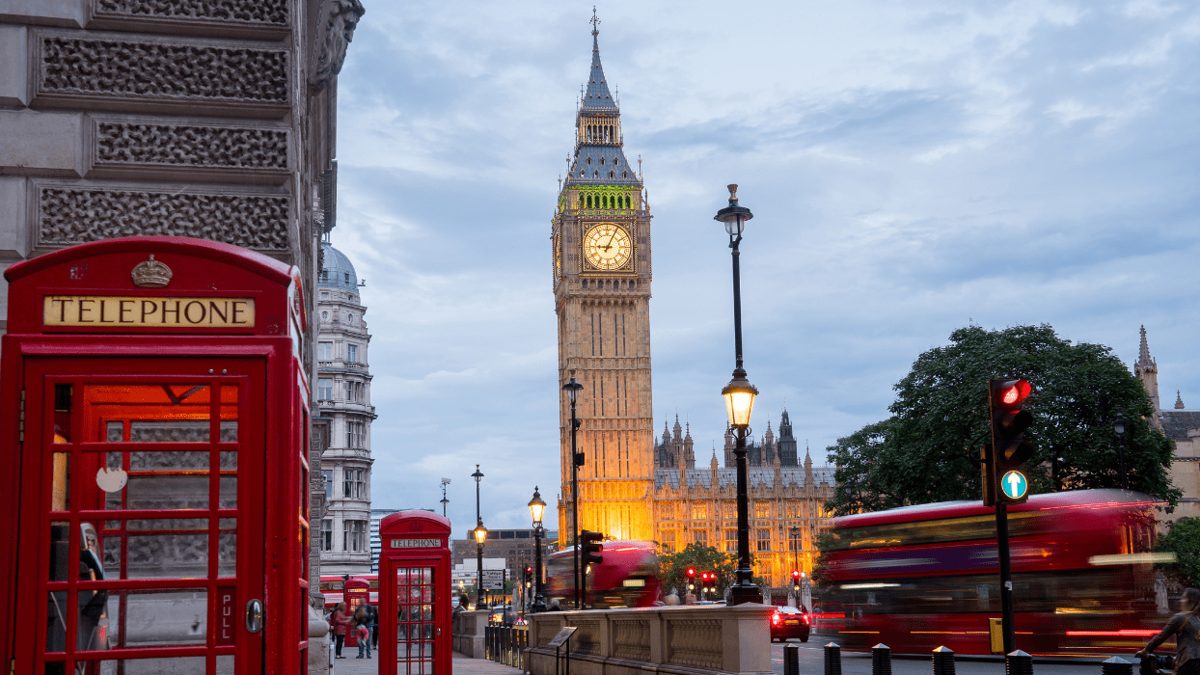 Campo seco y agrietado en Inglaterra durante la sequía récord de 2026 con vegetación amarillenta